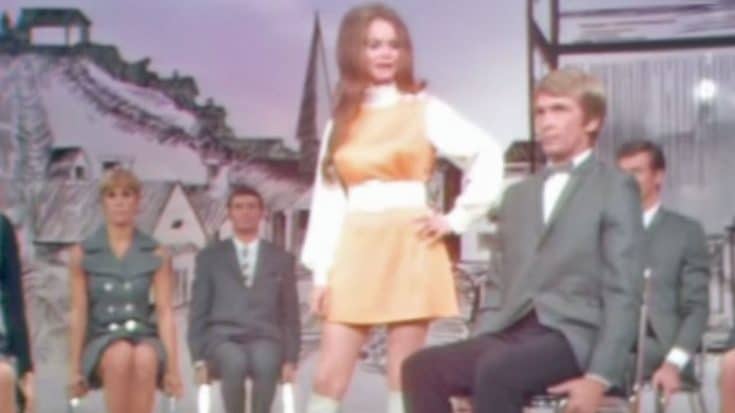 Young Jeannie C. Riley Puts Fear In The Eyes Of The ‘Harper Valley PTA’ | Country Music Videos