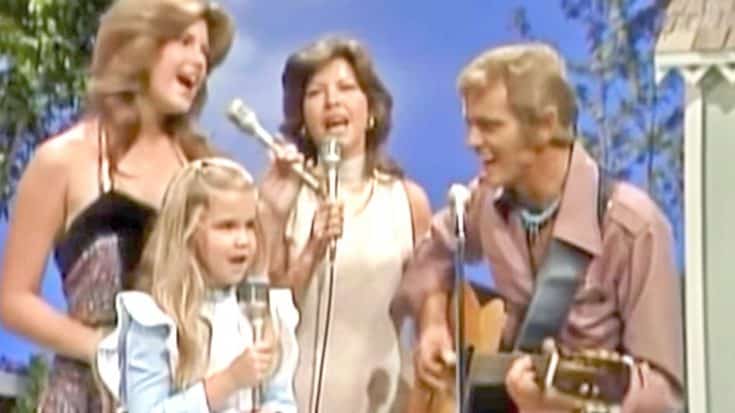 Jerry Reed Joins Wife & Daughters To Sing ‘This Little Light Of Mine’ In Undated Clip | Country Music Videos