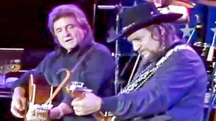 Johnny Cash Collaborates With Waylon Jennings On “Folsom Prison Blues” At Farm Aid | Country Music Videos