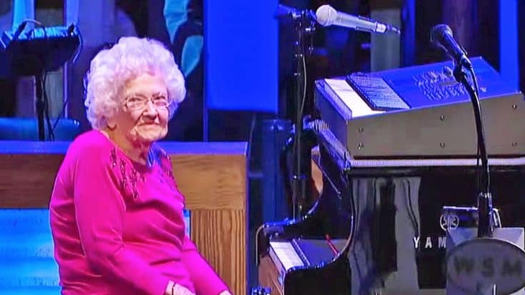 Josh Turner’s 98-Year-Old Grandma Leaves The Opry In Awe With ‘How Great Thou Art’ | Country Music Videos