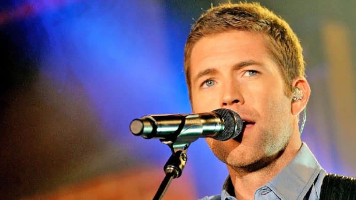 Josh Turner Performs ‘Three Wooden Crosses’ At 2017 Randy Travis Tribute Show | Country Music Videos