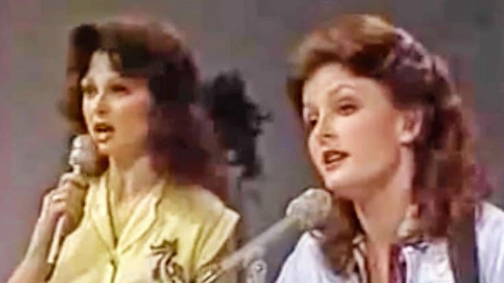 Undated Footage Captures The Judds’ “Coat Of Many Colors” Cover | Country Music Videos