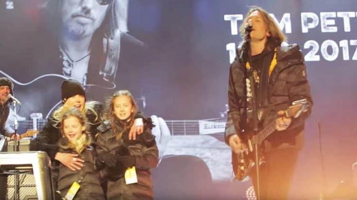 Keith Urban’s Daughters Make Rare Public Appearance During 2017 Tribute Performance | Country Music Videos