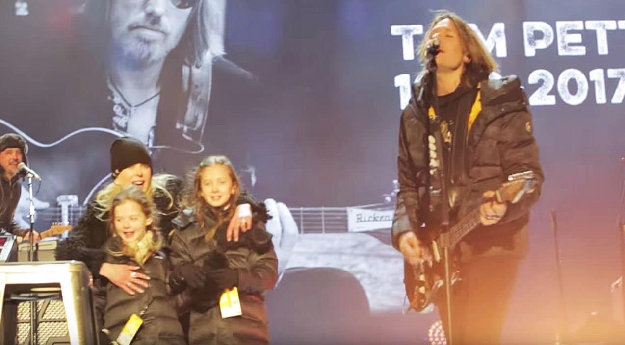 Keith Urban’s Daughters Make Rare Public Appearance During 2017 Tribute Performance | Country Music Videos