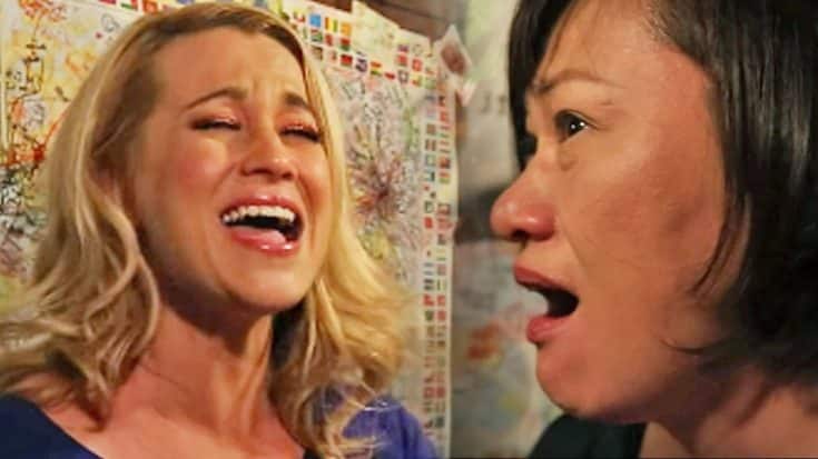 Bar Patron Breaks Down During Kellie Pickler’s Impromptu Performance Of ‘Crazy’ | Country Music Videos