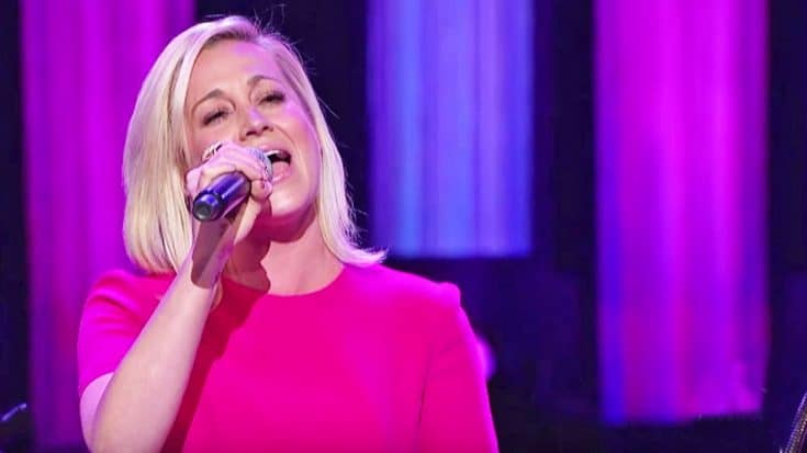 Kellie Pickler’s Breathtaking Performance Of ‘Stand By Your Man’ Will Move You | Country Music Videos