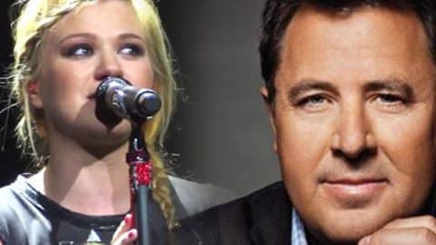 Kelly Clarkson Pours Her Heart Out Singing Vince Gill’s ‘Go Rest High On That Mountain’ | Country Music Videos