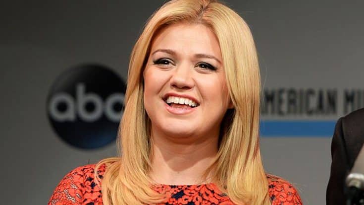 Kelly Clarkson Jolts Waiting Fans With Breakthrough Announcement | Country Music Videos