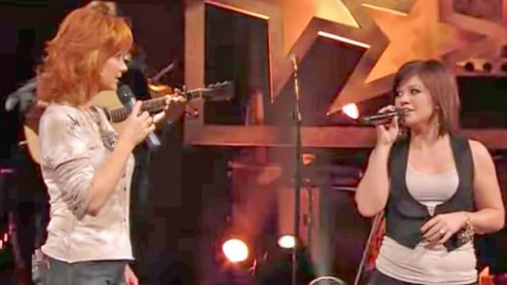 Kelly Clarkson Joins Reba McEntire For Riveting Rendition Of ‘Does He Love You’ | Country Music Videos