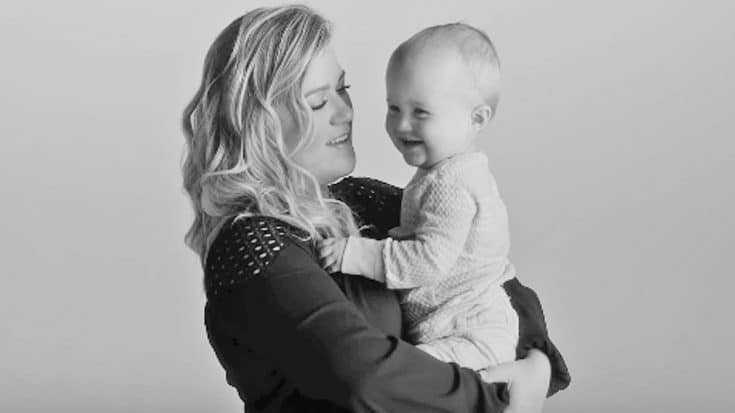 Kelly Clarkson’s Daughter Helps Her Say Goodbye To ‘Idol’ One Last Time | Country Music Videos
