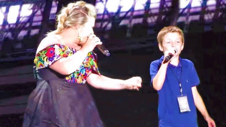 Kelly Clarkson Invites Young Son Onstage For “Uptown Funk” Mash-Up, And It’s Adorable! | Country Music Videos