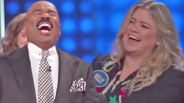 Kelly Clarkson Can’t Stop Laughing During ‘Family Feud’ & Neither Can Steve Harvey | Country Music Videos