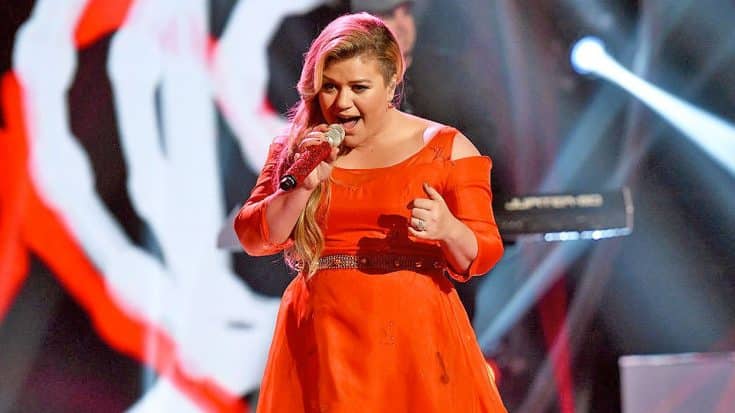 Kelly Clarkson Shocks Audience With Superstar Guest During EPIC Garth Brooks Cover | Country Music Videos