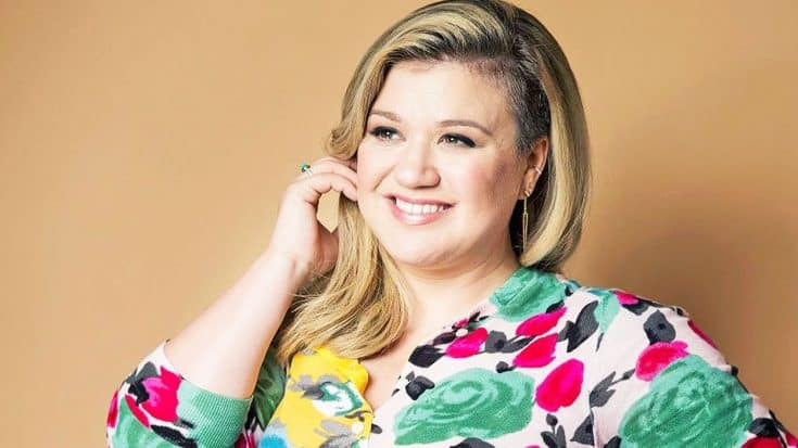 Kelly Clarkson Shares Adorable Photo Of Her ‘Meditating’ Baby Girl | Country Music Videos