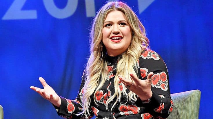 Kelly Clarkson Makes Fun Of Blake Shelton In Hysterical Interview | Country Music Videos