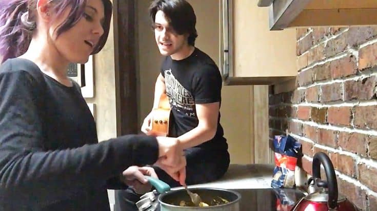 Couple Sings Waylon Jennings’ “Only Daddy That’ll Walk the Line” While Fixing Dinner | Country Music Videos