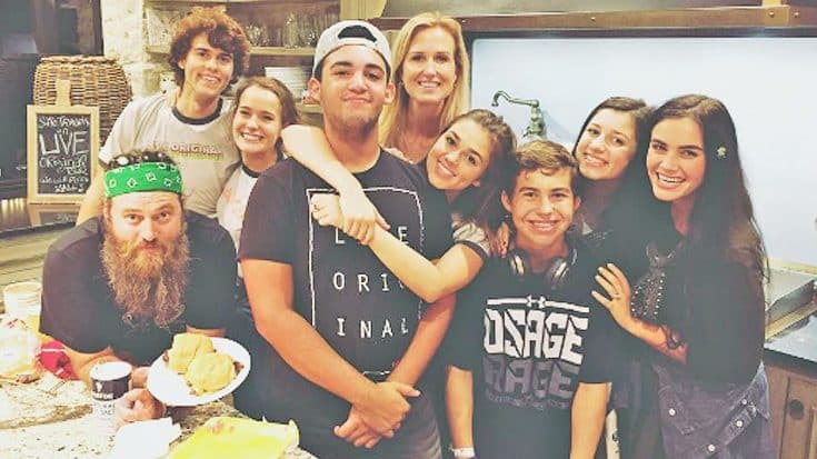 Korie Robertson’s Photo Of Her Kids Sparks Controversy | Country Music Videos
