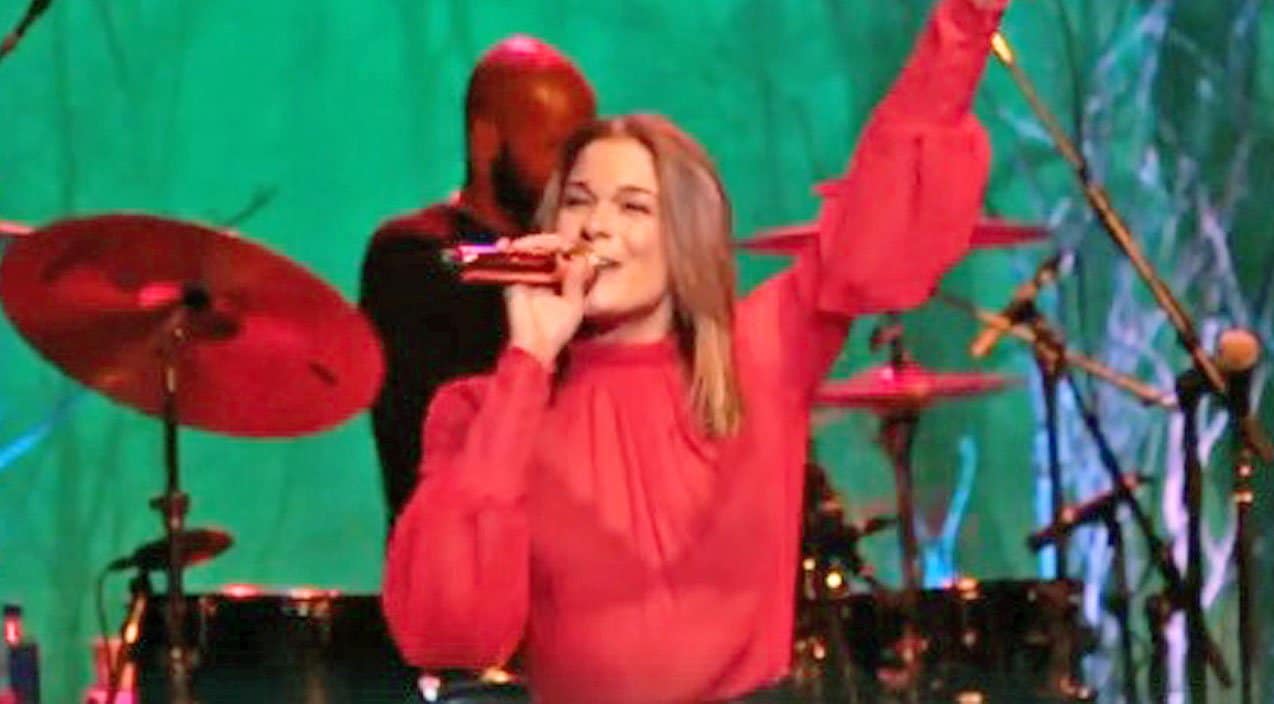 LeAnn Rimes Mixes Holiday Classics With Her Hit Song & The Result Is Spectacular | Country Music Videos