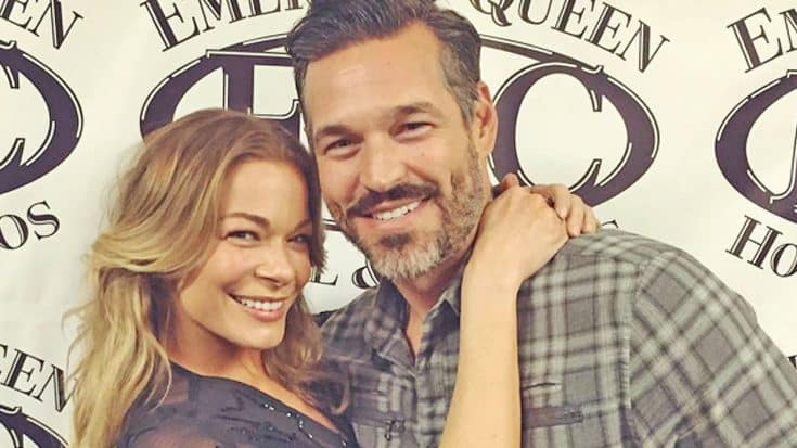 LeAnn Rimes Receives HUGE Diamond Ring From Husband For Christmas | Country Music Videos