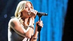 LeAnn Rimes Brings The Crowd To Tears With Her Chilling Cover Of ‘Hallelujah’ | Country Music Videos