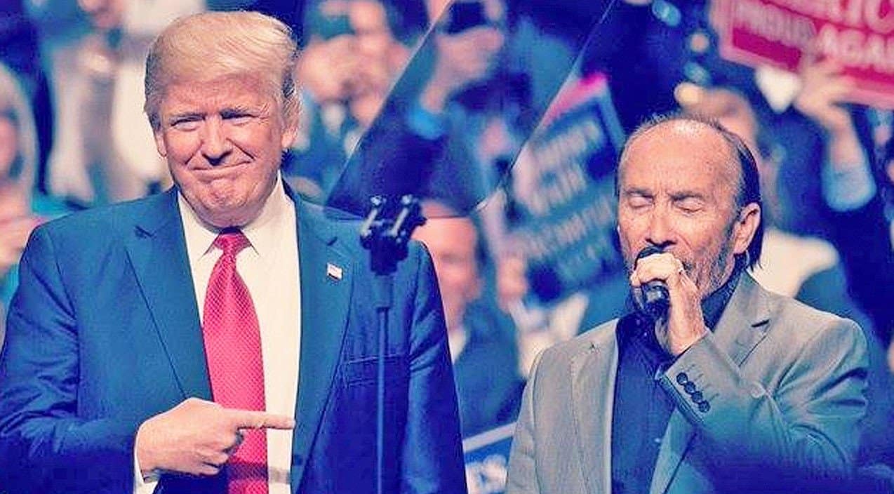 Lee Greenwood Brings Crowd To Their Feet With Patriotic Rendition Of 'God  Bless The USA'