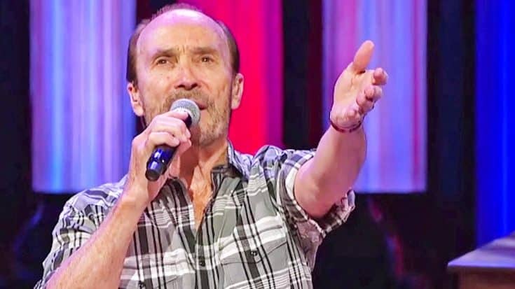 Patriotism Soars Through Lee Greenwood’s Passionate Performance Of ‘God Bless The U.S.A.’ | Country Music Videos
