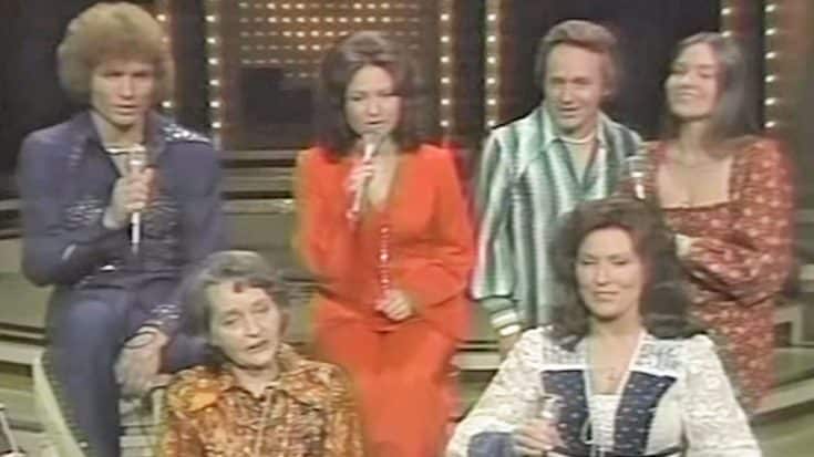 Loretta Lynn & Siblings Sing On TV With Their Mother | Country Music Videos