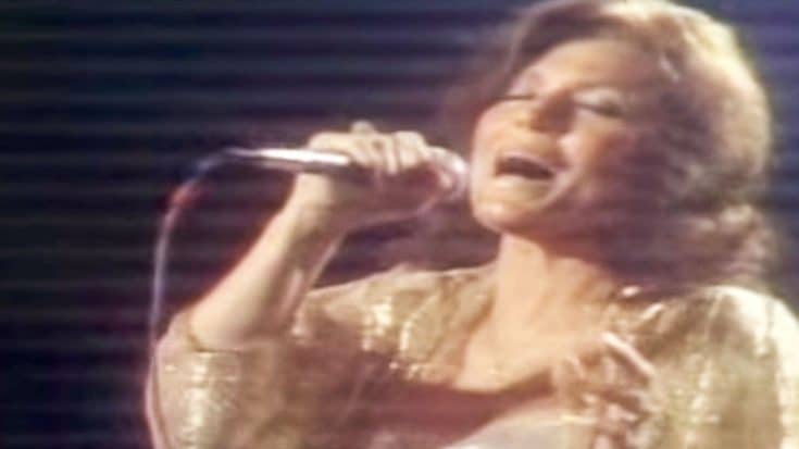 Loretta Lynn Honors Patsy Cline With Powerhouse Performance Of ‘She’s Got You’ | Country Music Videos