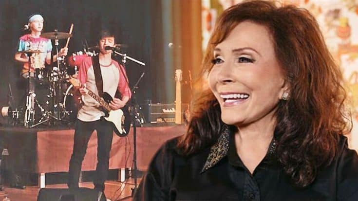 Loretta Lynn’s Grandson Sings “The Joker” For Her & Audience | Country Music Videos