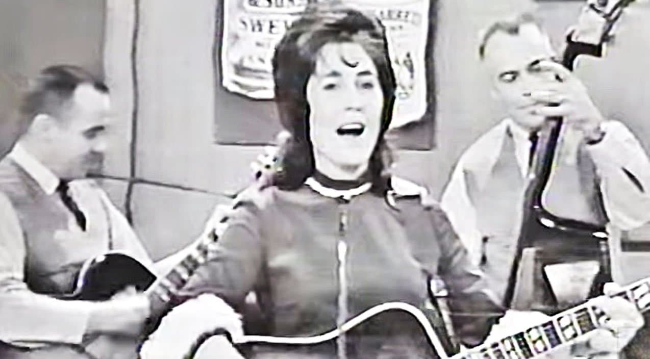 Footage Shows Loretta Lynn Singing In Buck Owens’ Amateur Talent Competition | Country Music Videos