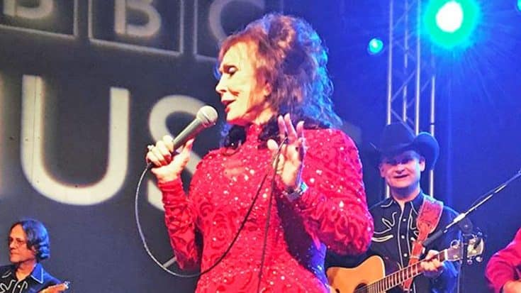 Will Loretta Lynn Return To The Stage After Breaking Her Hip? | Country Music Videos
