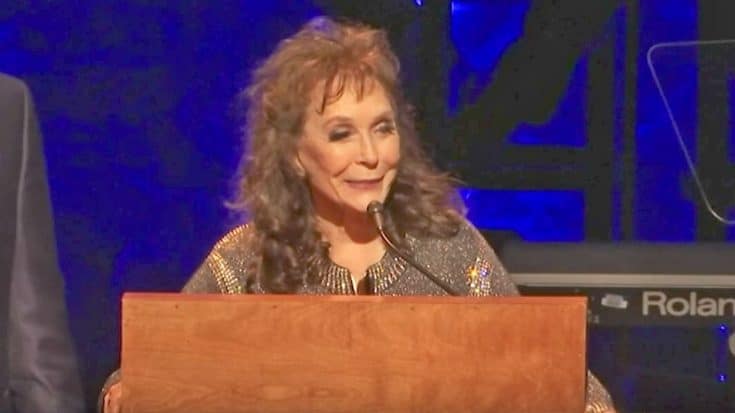 Loretta Lynn Returns After Stroke To Deliver Moving Speech Honoring Alan Jackson | Country Music Videos