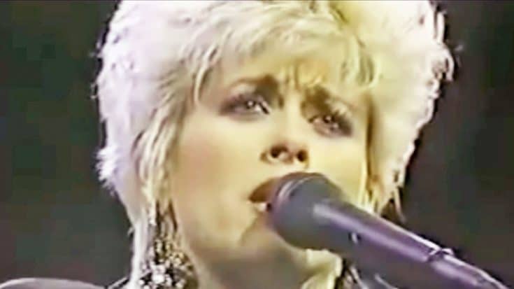 Lorrie Morgan Performs Her Late Husband Keith Whitley’s Song ‘Don’t Close Your Eyes’ | Country Music Videos