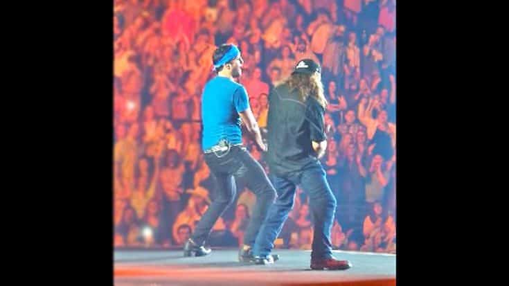 Luke Bryan Teaches Willie Robertson How To “Shake It” During 2014 Concert | Country Music Videos