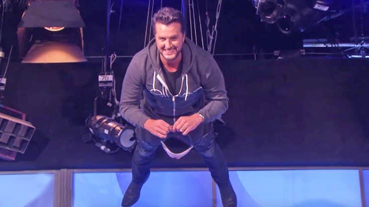 Luke Bryan Falls To The Floor In Hilarious Game On ‘The Ellen Show’ | Country Music Videos