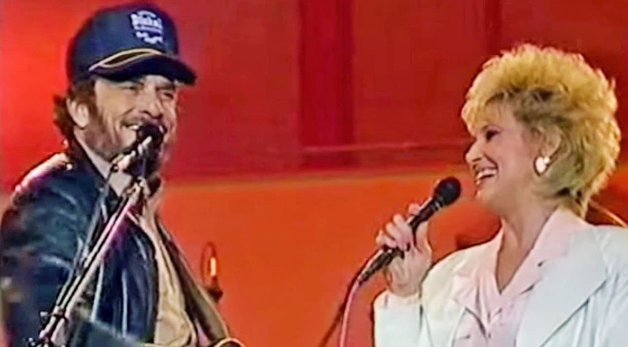 Merle Haggard & Tammy Wynette Make History With Surprise Duet Of ‘Okie From Muskogee’ | Country Music Videos