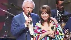 Mel & Pam Tillis Melt Hearts With Their Touching Performance Of ‘Waiting On The Wind’ | Country Music Videos