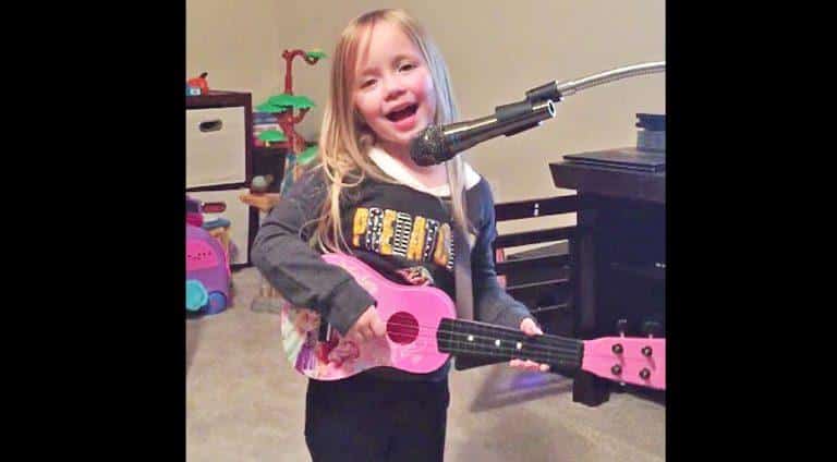Adorable Girl Grabs Pink Guitar & Sings Favorite Miranda Lambert Song | Country Music Videos