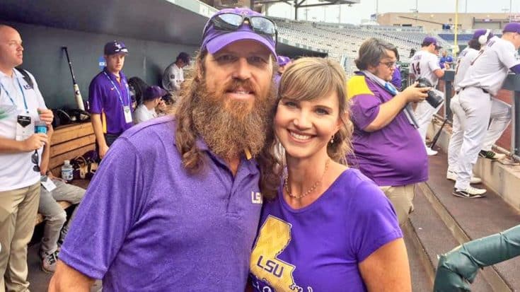 For Their 27th Anniversary, Jase Robertson Gifts His Wife With Unconventional Present | Country Music Videos