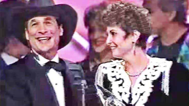George Jones’ Wife Accepts His ’93 CMA Award While He’s In The Bathroom | Country Music Videos