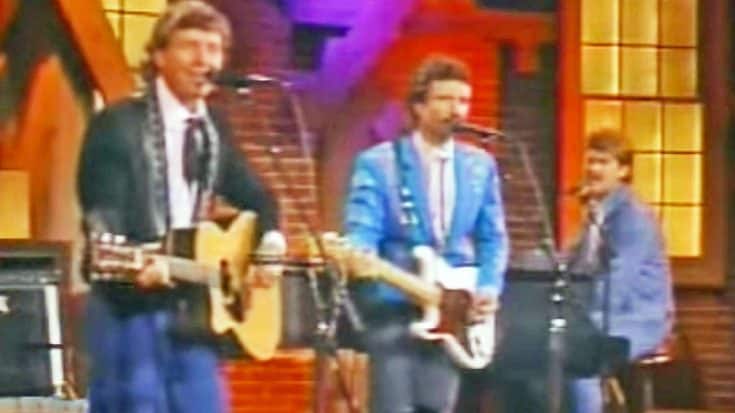 Nitty Gritty Dirt Band Perform “Fishin’ In The Dark” In 1980’s Televised Performance | Country Music Videos
