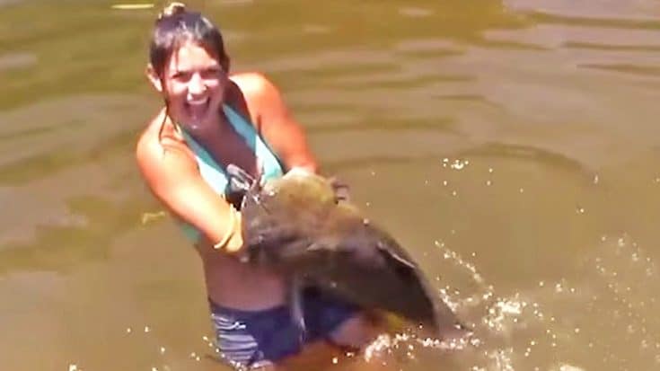 Alabama Woman Catches Monster Catfish With Nothing But Her Bare Hands | Country Music Videos