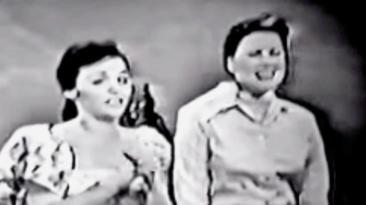 Patsy Cline Shows Off Her Comical Side In Rare Footage From 1960 Television Appearance | Country Music Videos