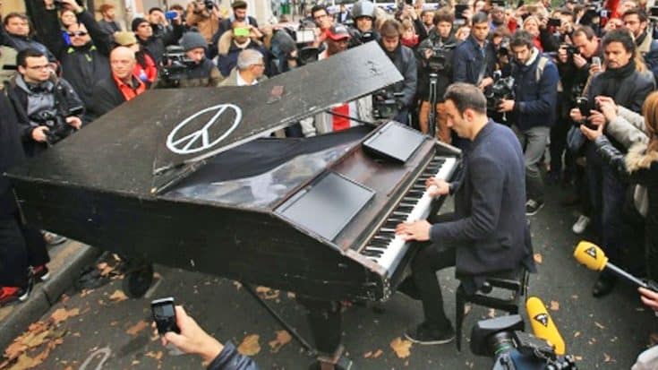 Musician Bikes His Grand Piano To Site Of Paris Attacks & Pays Tribute With ‘Imagine’ | Country Music Videos