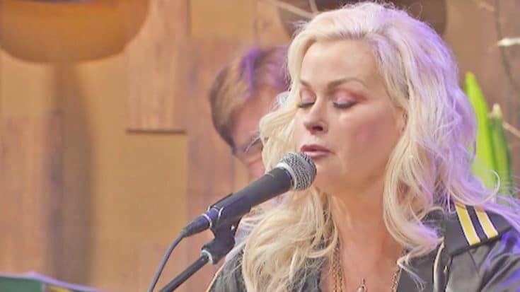 Decades After She Released It, Lorrie Morgan Performs ‘Picture Of Me’ In Front Of Fellow Country Singers | Country Music Videos
