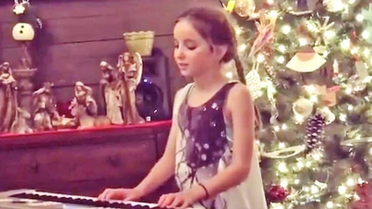 Country Star’s Young Daughter Plays Piano & Blissfully Sings ‘Jesus Loves Me’ | Country Music Videos