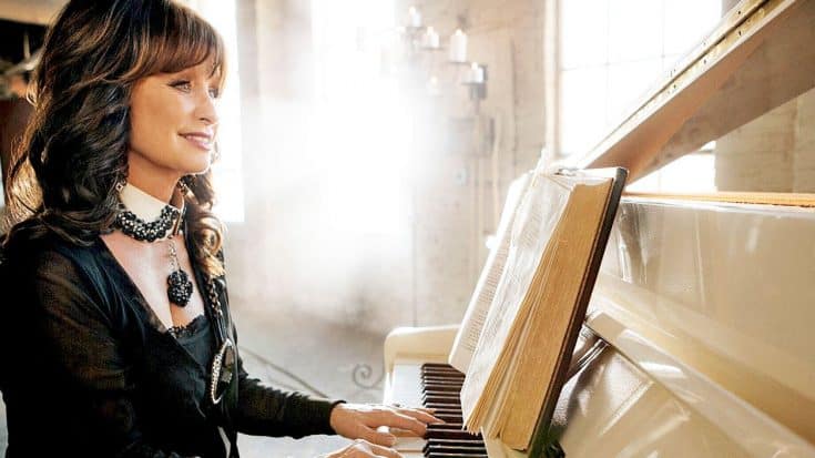 Jessi Colter Brings The Bible’s Words To Life Through Spiritual New Album ‘The Psalms’ | Country Music Videos