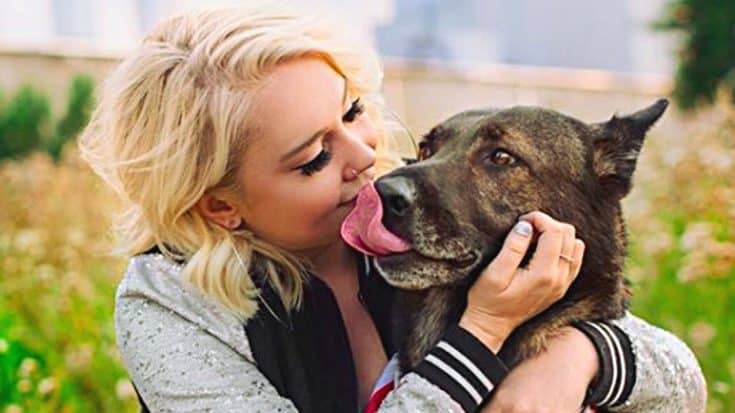 RaeLynn Rips Into Airline – Claims Attendant Made Her Shove Large Service Dog Under Seat | Country Music Videos