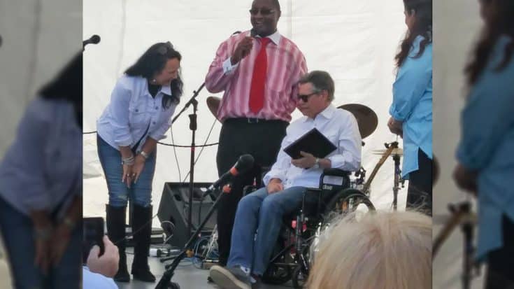 Randy Travis Receives ‘Roaring’ Welcome From Hometown During Special Ceremony | Country Music Videos