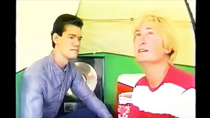 Randy Travis Hysterically Stuns Interviewer When He Reveals His Unlikely House | Country Music Videos